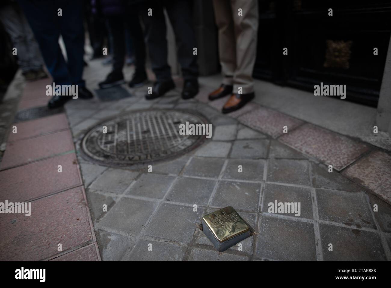 Madrid, Spagna. 1 dicembre 2023. Una Stolpersteine recentemente installata nel quartiere Arganzuela di Madrid. Questa mattina nuove unità di Stolpersteine sono state collocate a Madrid, questa volta nel quartiere di Arganzuela, per ricordare i repubblicani spagnoli, deportati nei campi di sterminio nazisti. Il progetto Stolpersteine è opera dell'artista tedesco Gunter Demnig, in omaggio a qualsiasi vittima del nazismo tra il 1933 e il 1945, compresi i deportati spagnoli. Credito: SOPA Images Limited/Alamy Live News Foto Stock