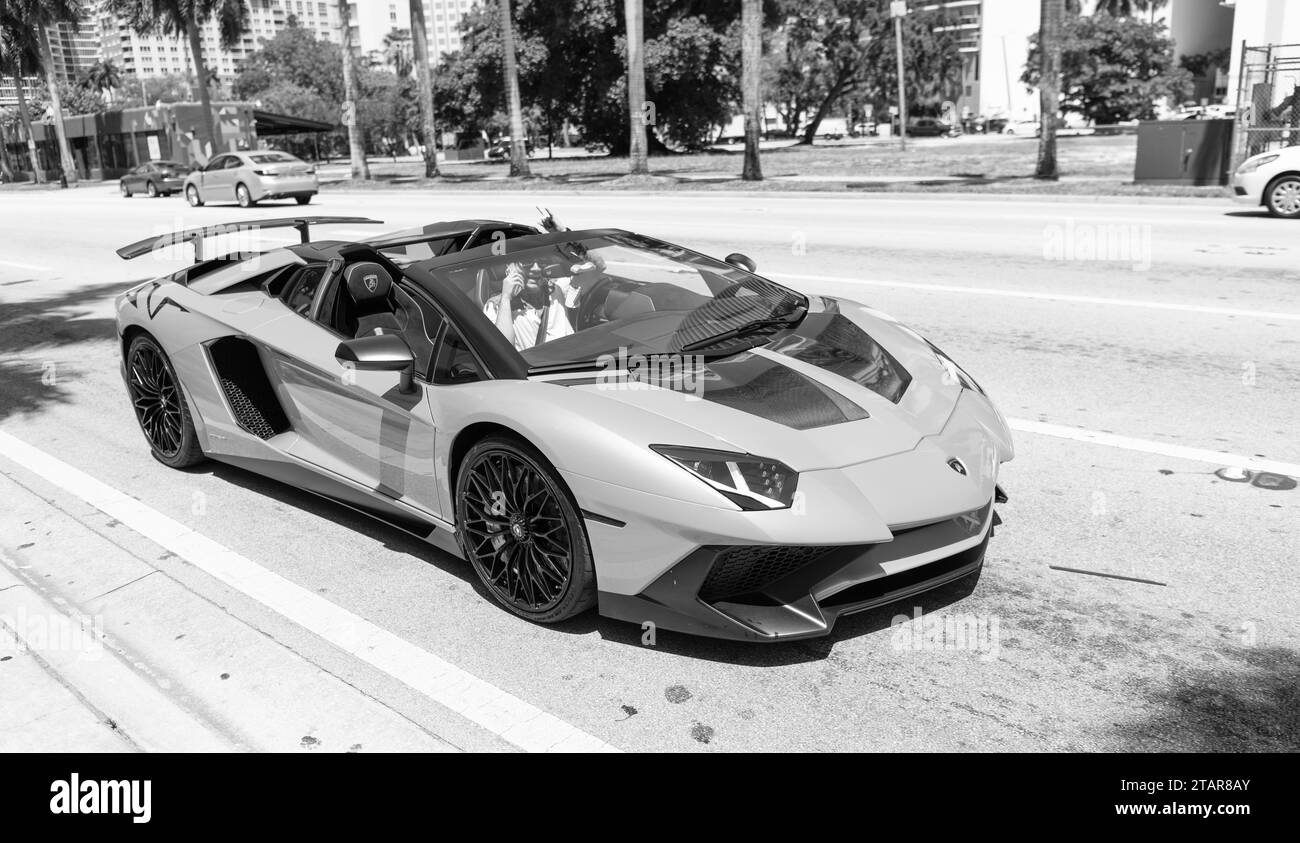 Miami Beach, Florida USA - 15 aprile 2021: Orange Lamborghini Aventador LP 750-4 SV, vista d'angolo Foto Stock