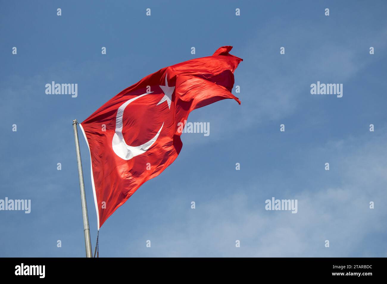 Bagno turco bandiera nazionale appendere su un palo in aria aperta Foto Stock