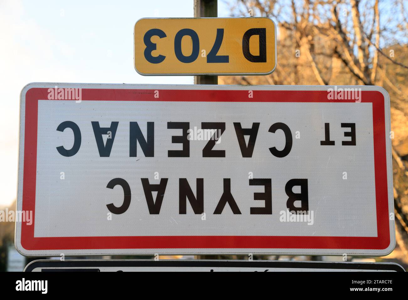 Beynac-et-Cazenac, Francia. 2 dicembre 2023. L'operazione dell'unione nazionale condotta dai sindacati agricoli ha chiamato "camminiamo sulla testa" per manifestare contro la politica agricola del governo. Questi agricoltori attivisti capovolgono i segnali che indicano i nomi delle aree urbane per denunciare oneri eccessivamente pesanti, importazioni di prodotti che indeboliscono notevolmente i redditi e concorrenza definita sleale rispetto a norme europee sempre più restrittive. In questa foto è il segno del villaggio rurale e turistico di Beynac-et-Cazenac in Dordogna, nel sud-ovest della Francia, che ha appena b Foto Stock