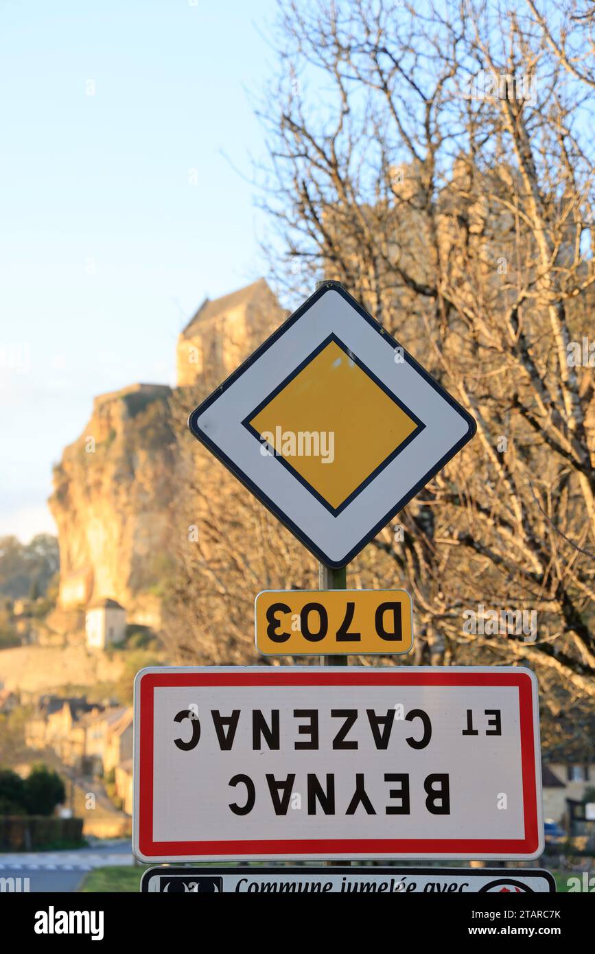 Beynac-et-Cazenac, Francia. 2 dicembre 2023. L'operazione dell'unione nazionale condotta dai sindacati agricoli ha chiamato "camminiamo sulla testa" per manifestare contro la politica agricola del governo. Questi agricoltori attivisti capovolgono i segnali che indicano i nomi delle aree urbane per denunciare oneri eccessivamente pesanti, importazioni di prodotti che indeboliscono notevolmente i redditi e concorrenza definita sleale rispetto a norme europee sempre più restrittive. In questa foto è il segno del villaggio rurale e turistico di Beynac-et-Cazenac in Dordogna, nel sud-ovest della Francia, che ha appena b Foto Stock