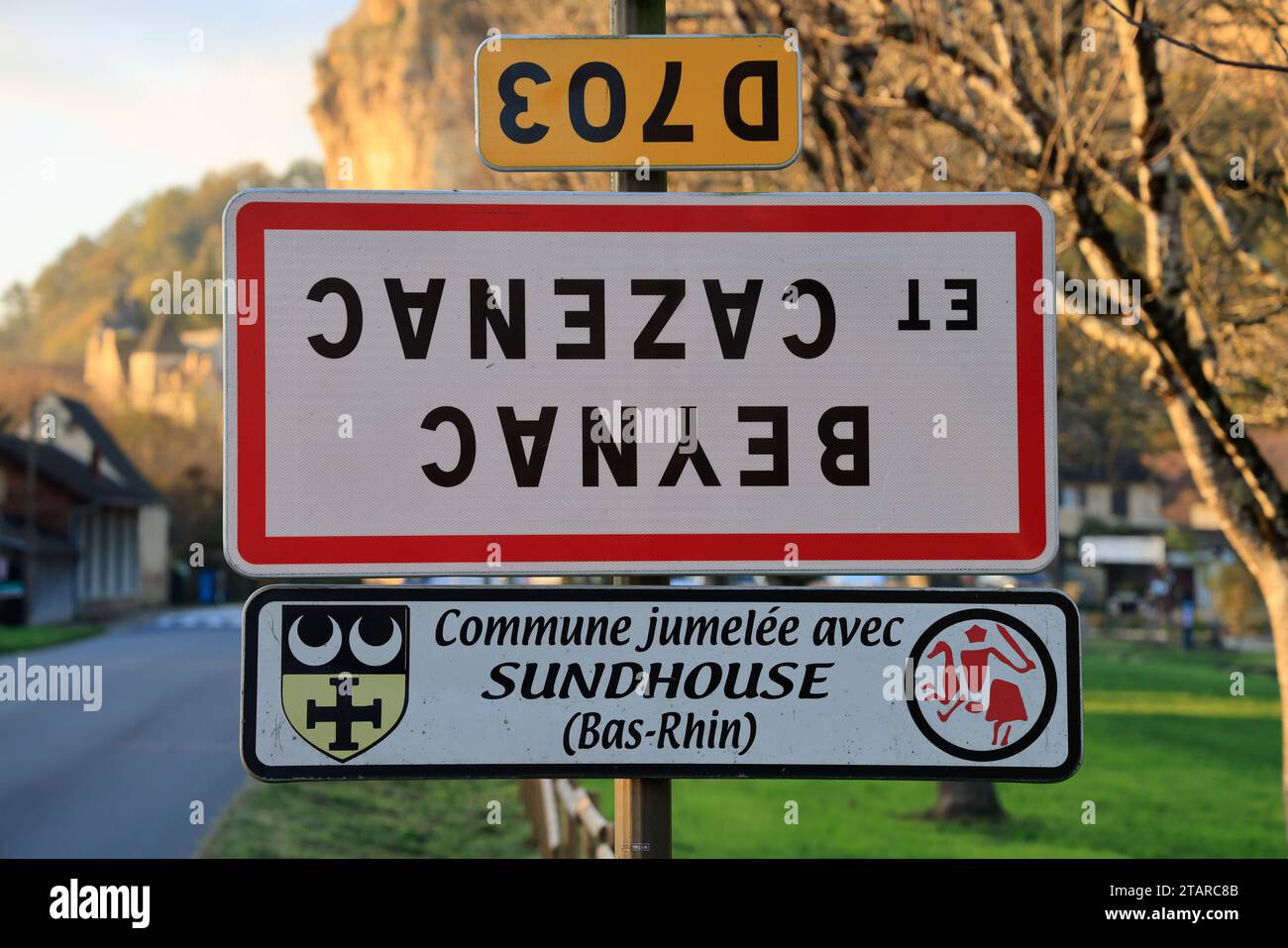 Beynac-et-Cazenac, Francia. 2 dicembre 2023. L'operazione dell'unione nazionale condotta dai sindacati agricoli ha chiamato "camminiamo sulla testa" per manifestare contro la politica agricola del governo. Questi agricoltori attivisti capovolgono i segnali che indicano i nomi delle aree urbane per denunciare oneri eccessivamente pesanti, importazioni di prodotti che indeboliscono notevolmente i redditi e concorrenza definita sleale rispetto a norme europee sempre più restrittive. In questa foto è il segno del villaggio rurale e turistico di Beynac-et-Cazenac in Dordogna, nel sud-ovest della Francia, che ha appena b Foto Stock