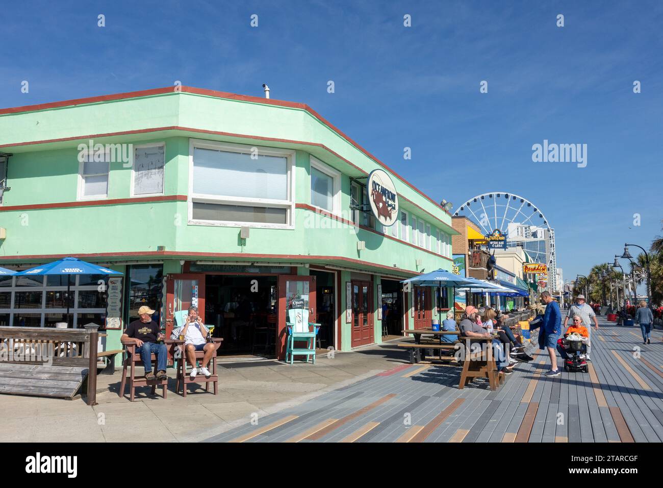 I clienti potranno godersi il sabato all'aperto presso l'Ocean Front Bar & Grill, la Myrtle Beach on the Boardwalk con vista sull'oceano, il Bar and Grill Restaurant e la Myrtle Beach Boardwalk Foto Stock