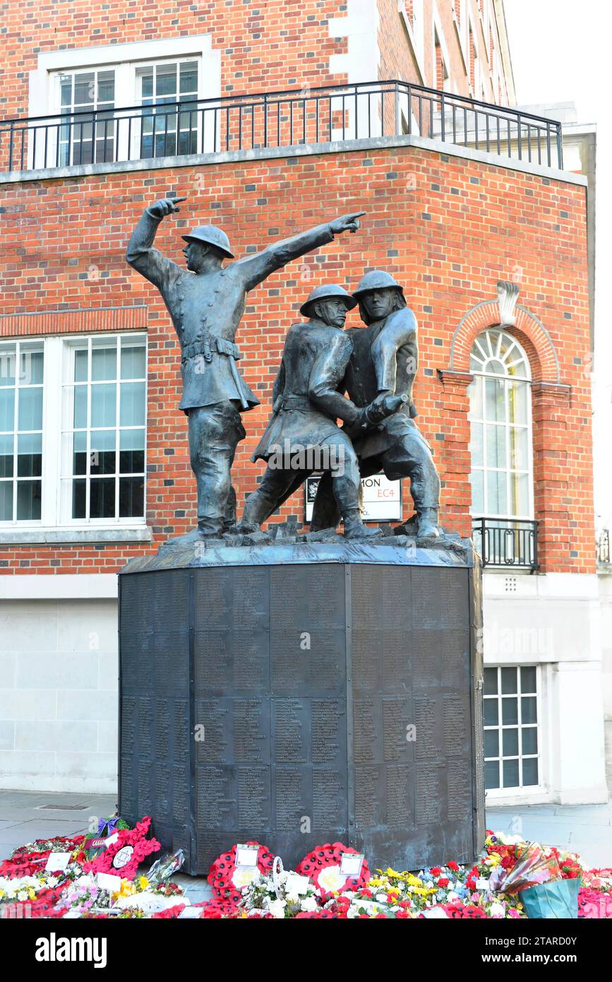 National Firefighters Memorial Blitz 1990 di John William Mills, vicino alla Cattedrale di St Paul, Londra, regione di Londra, Inghilterra, Regno Unito Foto Stock