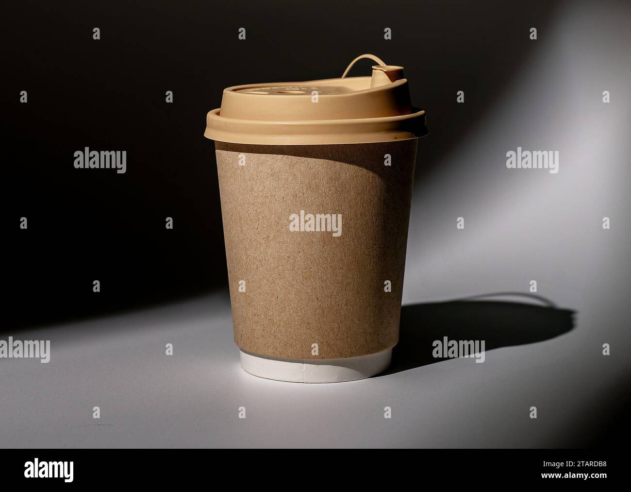 Mockup con tazza di carta kraft, tazza di caffè e tè da portare con te, modello con tappo beige, coperchio Foto Stock