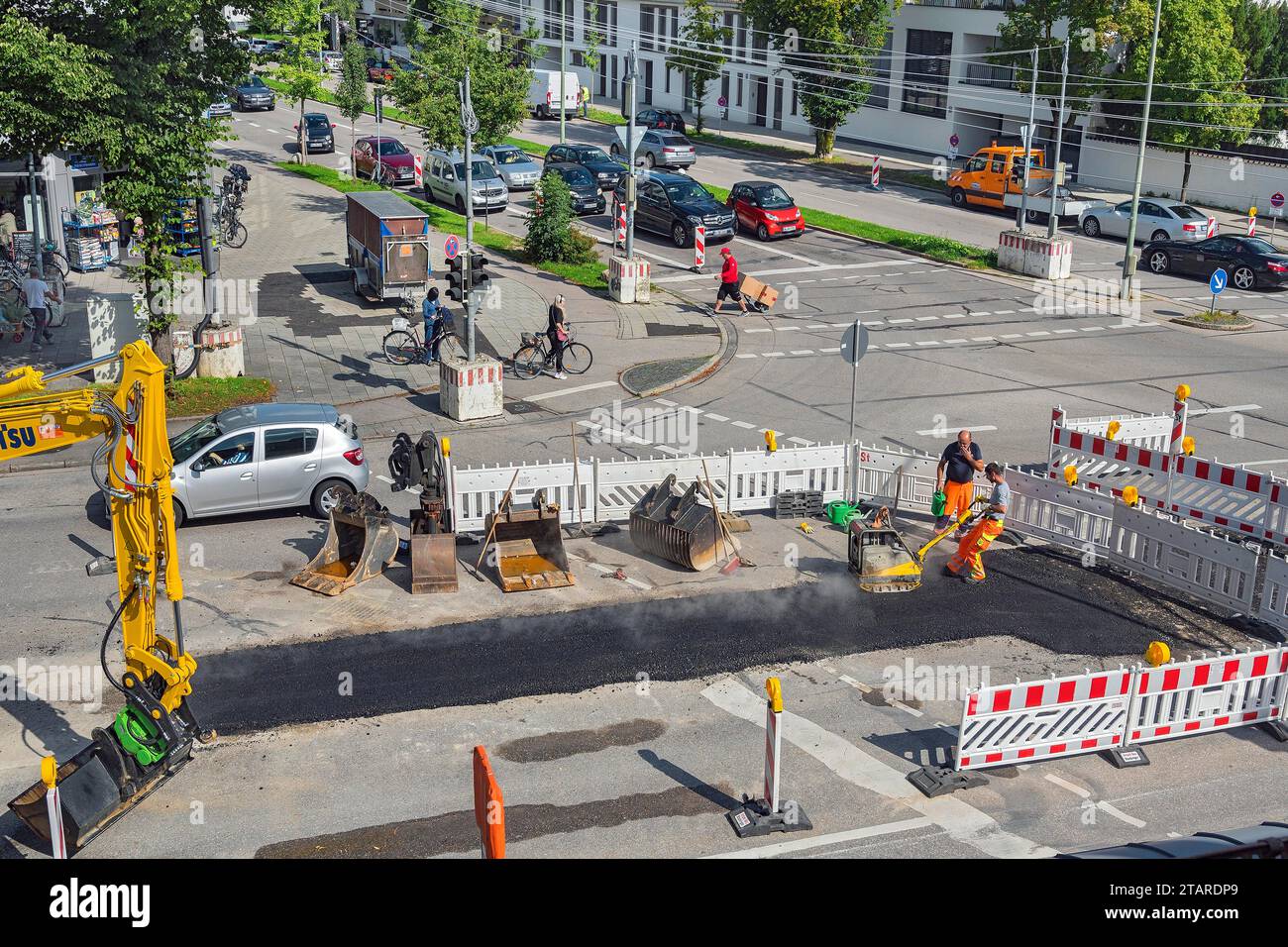 Lavori di costruzione di strade, rimozione di un'isola di traffico e nuova costruzione di un sistema di semafori, Harlaching, Monaco, alta Baviera, Baviera Foto Stock