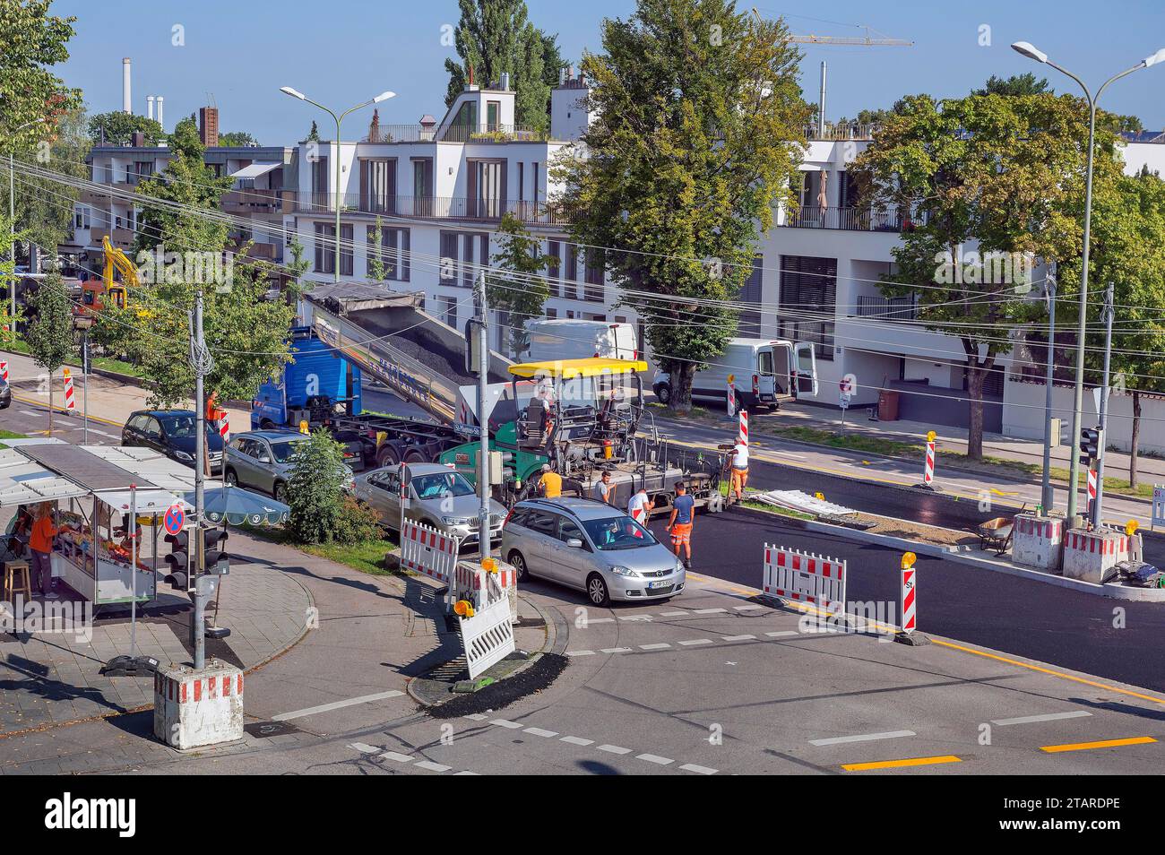 Asfaltatrice, asfaltatrice, lavori di costruzione di strade e nuova costruzione di un sistema a semaforo, Harlaching, Monaco, alta Baviera, Baviera Foto Stock
