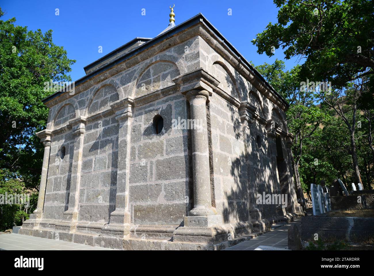 La tomba Sheikh Ahmet a Bingol, in Turchia, fu costruita nel XIX secolo. Riesce ad attrarre gli appassionati con la sua straordinaria architettura. Foto Stock