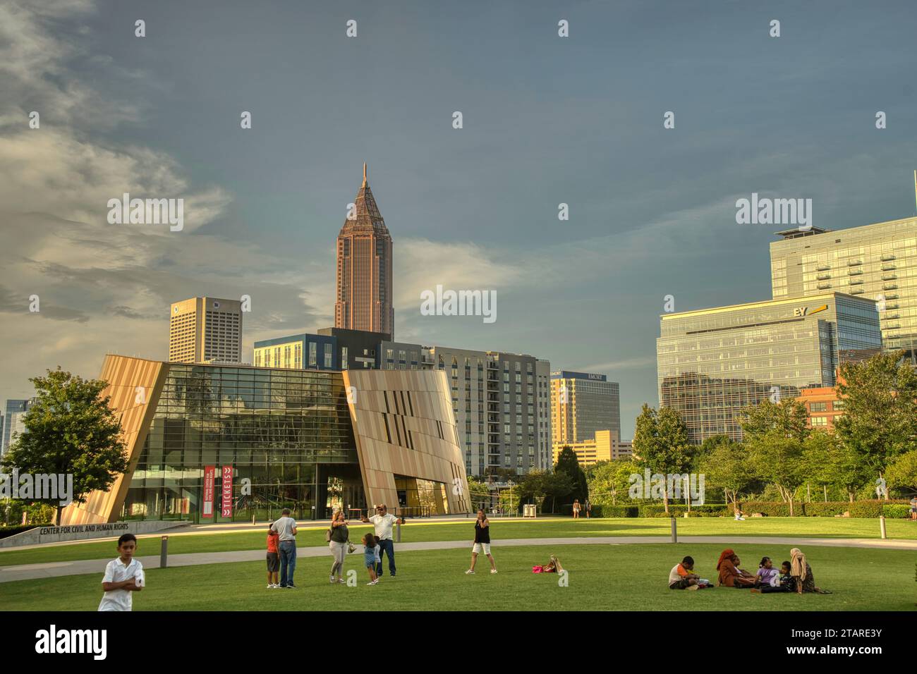 Atlanta, GA- 31 luglio 2022- gente del posto e turisti che camminano dentro e fuori dal World of Coca Cola, una delle principali attrazioni turistiche del centro di Atlanta, girato i Foto Stock