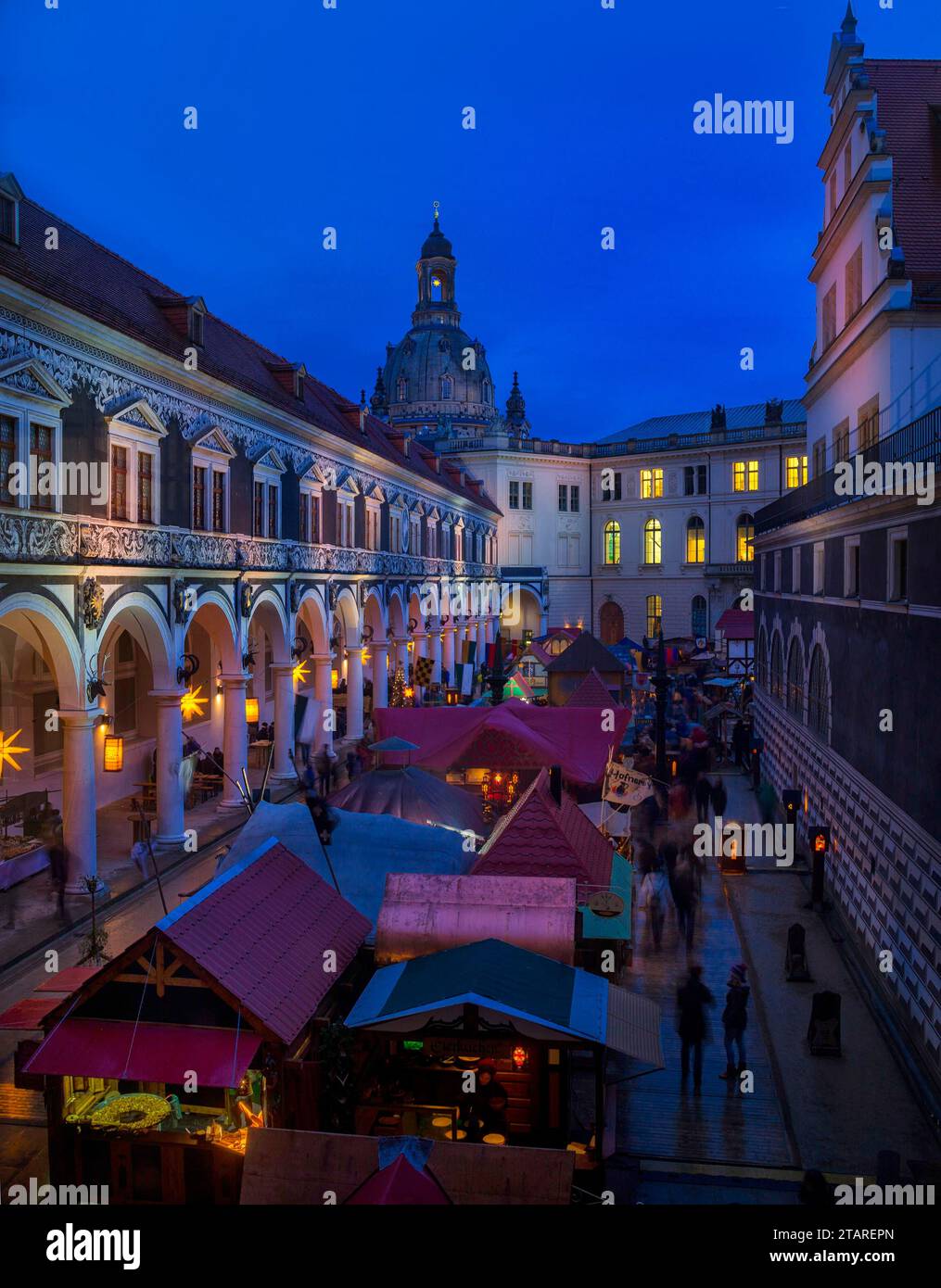 DEU Saxony Dresden il nostalgico mercatino di Natale nel cortile stabile del Palazzo della Residenza di Dresda offre anche momenti tranquilli e romantici nel Foto Stock