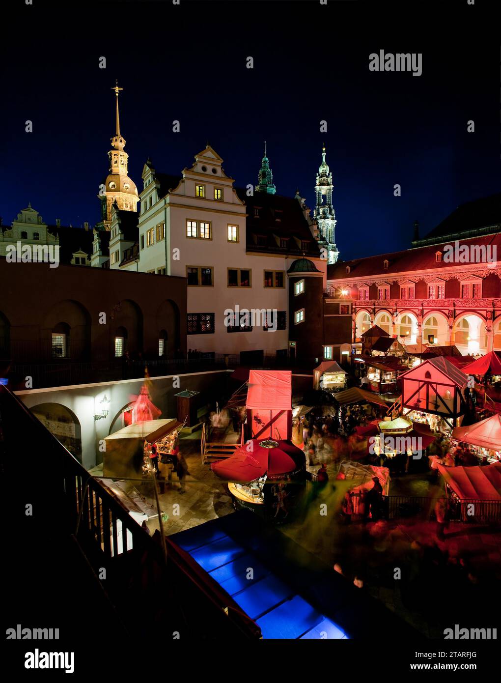 Il nostalgico mercatino di Natale nel cortile stabile del Palazzo della Residenza di Dresda offre anche momenti tranquilli e romantici nel trambusto natalizio Foto Stock