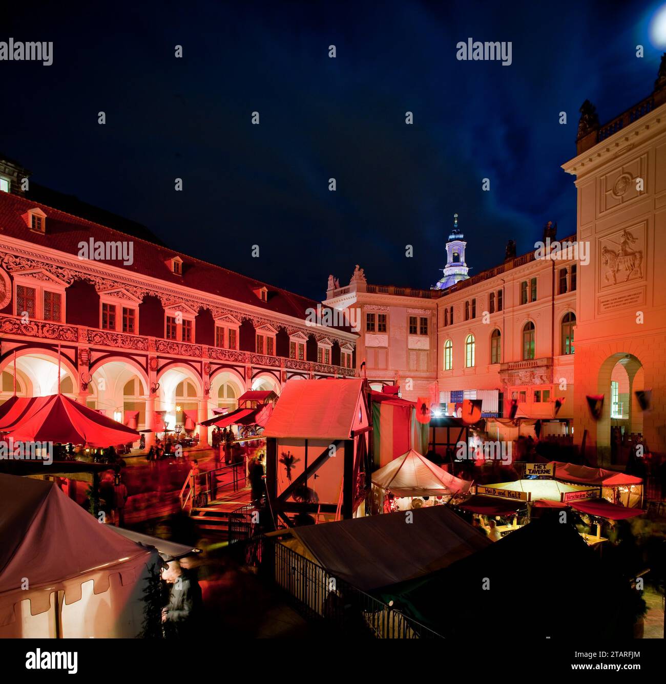 Il nostalgico mercatino di Natale nel cortile stabile del Palazzo della Residenza di Dresda offre anche momenti tranquilli e romantici nel trambusto natalizio Foto Stock