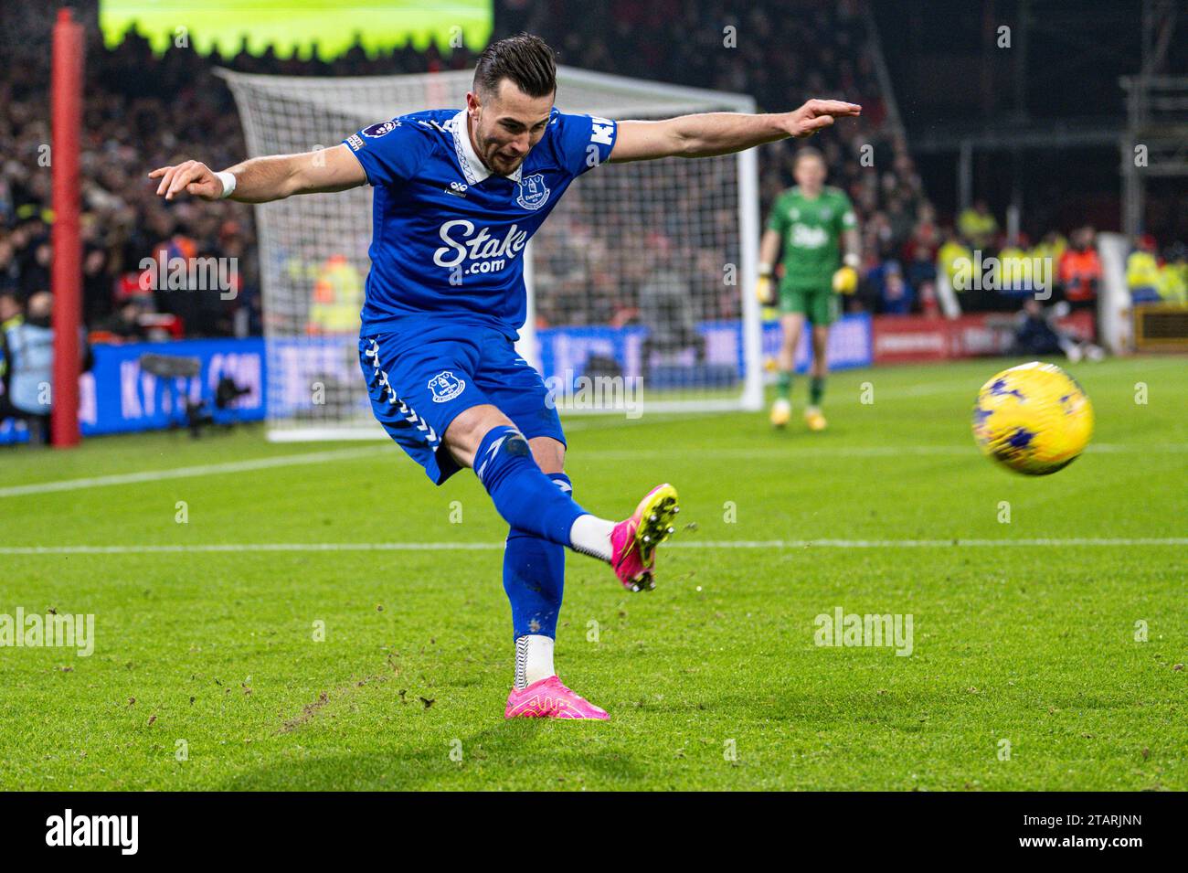 The City Ground, Nottingham, Regno Unito. 2 dicembre 2023. Premier League Football, Nottingham Forest contro Everton; Jack Harrison dell'Everton libera la palla lungo Upfield Credit: Action Plus Sports/Alamy Live News Foto Stock