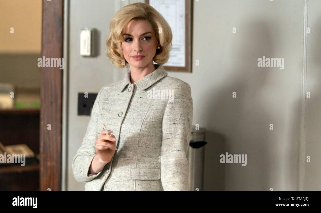 EILEEN 2023 Universal Pictures film con Anne Hathaway Foto Stock