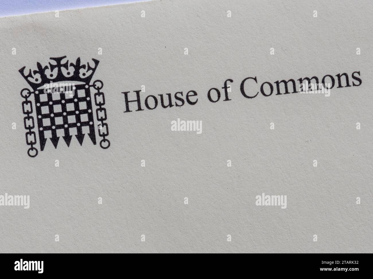 Logo della camera dei comuni sulla busta di una lettera del membro del parlamento, Inghilterra, Regno Unito. I portculli incoronati Foto Stock