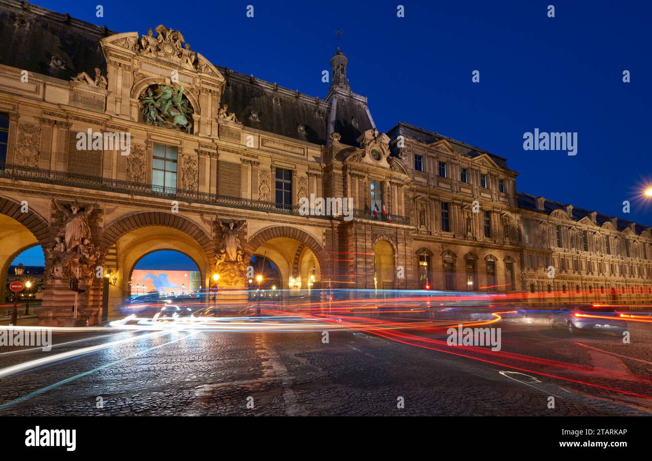 Vista sul palazzo del Louvre con i sentieri della luce, Parigi Foto Stock