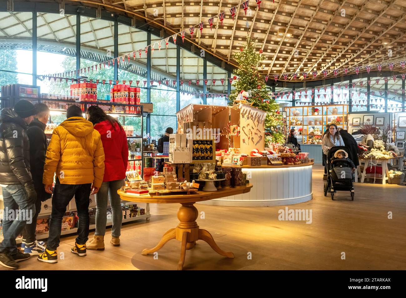 People Christmas shopping nel centro visitatori di Savill Garden, Inghilterra, Regno Unito. Centro giardino con albero di Natale e decorazioni. Foto Stock