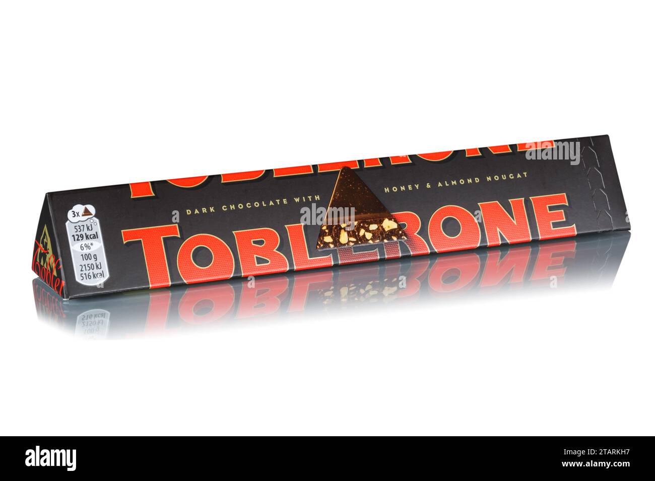 Stoccarda, Germania - 17 maggio 2023: Toblerone Chocolate of the Type Dunkel Von Tobler e Mondelez International Freisteller rilasciato in Isolation in S. Foto Stock