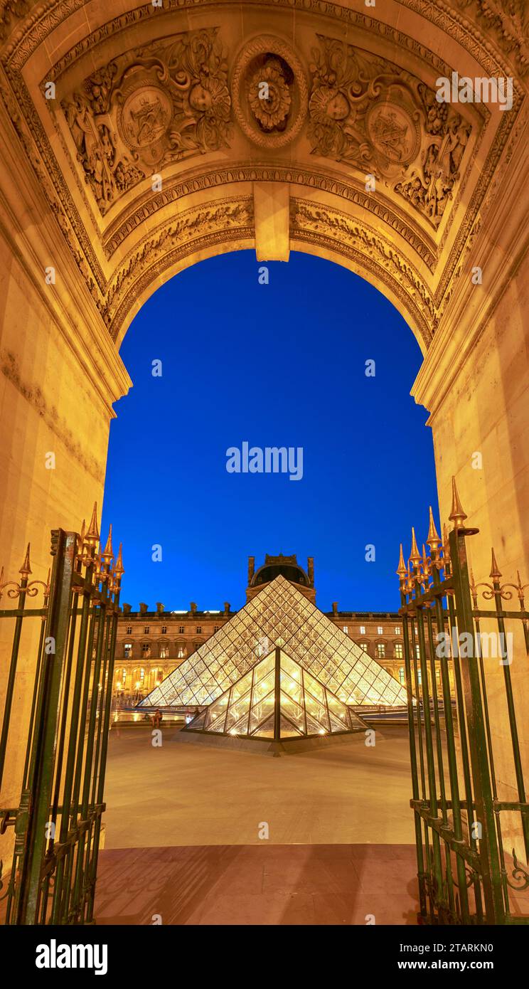 Gallerie del Louvre illuminate di notte Foto Stock