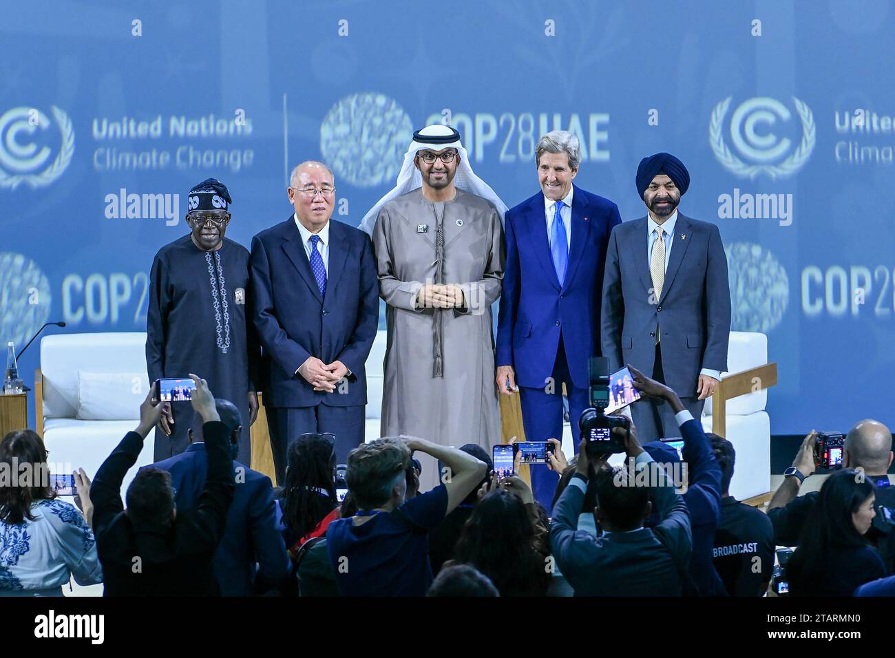 Dubai, Emirati Arabi Uniti. 2 dicembre 2023. Dr. Sultan al Jaber (C), presidente della COP28, John Kerry (R2), inviato presidenziale speciale degli Stati Uniti per il clima, Xie Zhenhua (L3), politico cinese, Ajay Banga (R1), presidente della Banca Mondiale e Inger Andersen (L1), direttore esecutivo (UNEP) durante la sessione energetica al Waha Theater durante il secondo giorno del segmento di alto livello della conferenza sul clima UNFCCC COP28 a Expo City Dubai, sabato 2 dicembre 2023. Foto di COP28/ un Climate Change/ Credit: UPI/Alamy Live News Foto Stock