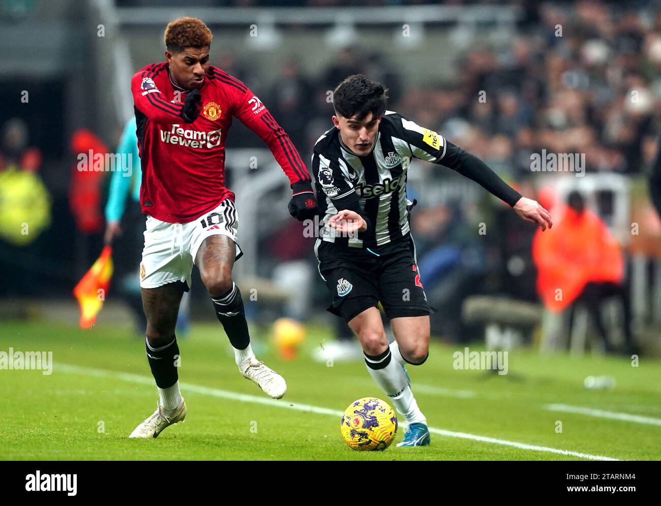 Tino Livramento (a destra) del Newcastle United e Marcus Rashford del Manchester United si battono per il pallone durante la partita di Premier League a St.. James' Park, Newcastle. Data immagine: Sabato 2 dicembre 2023. Foto Stock