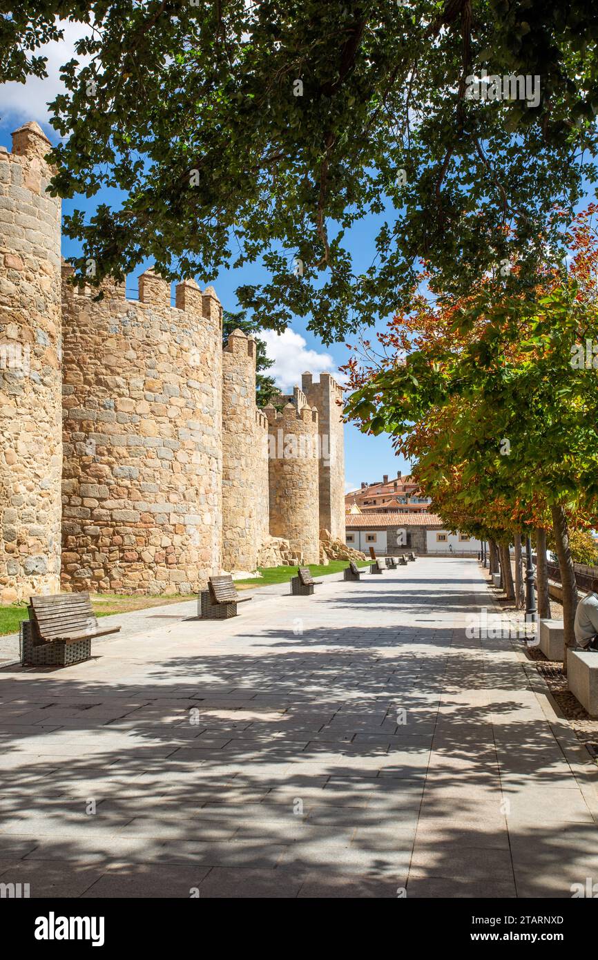 I bastioni e le fortificazioni nella città fortificata spagnola di Avila nella comunità autonoma di Castiglia e León Spagna Foto Stock
