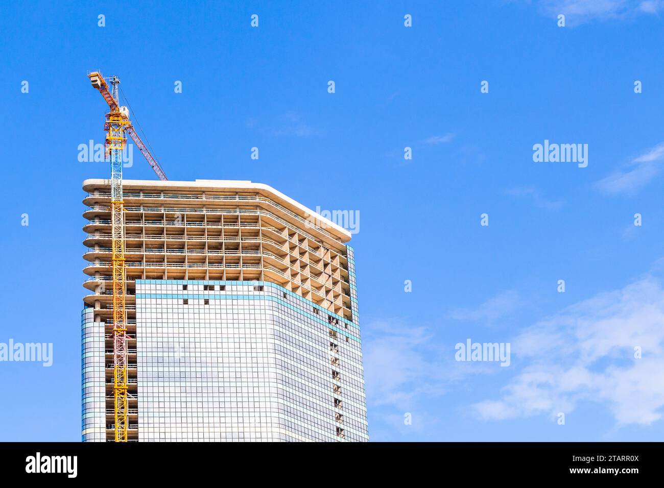 Viaggio in Georgia - costruzione di un alto edificio in una giornata di sole con cielo blu sullo sfondo nella città di Batumi Foto Stock