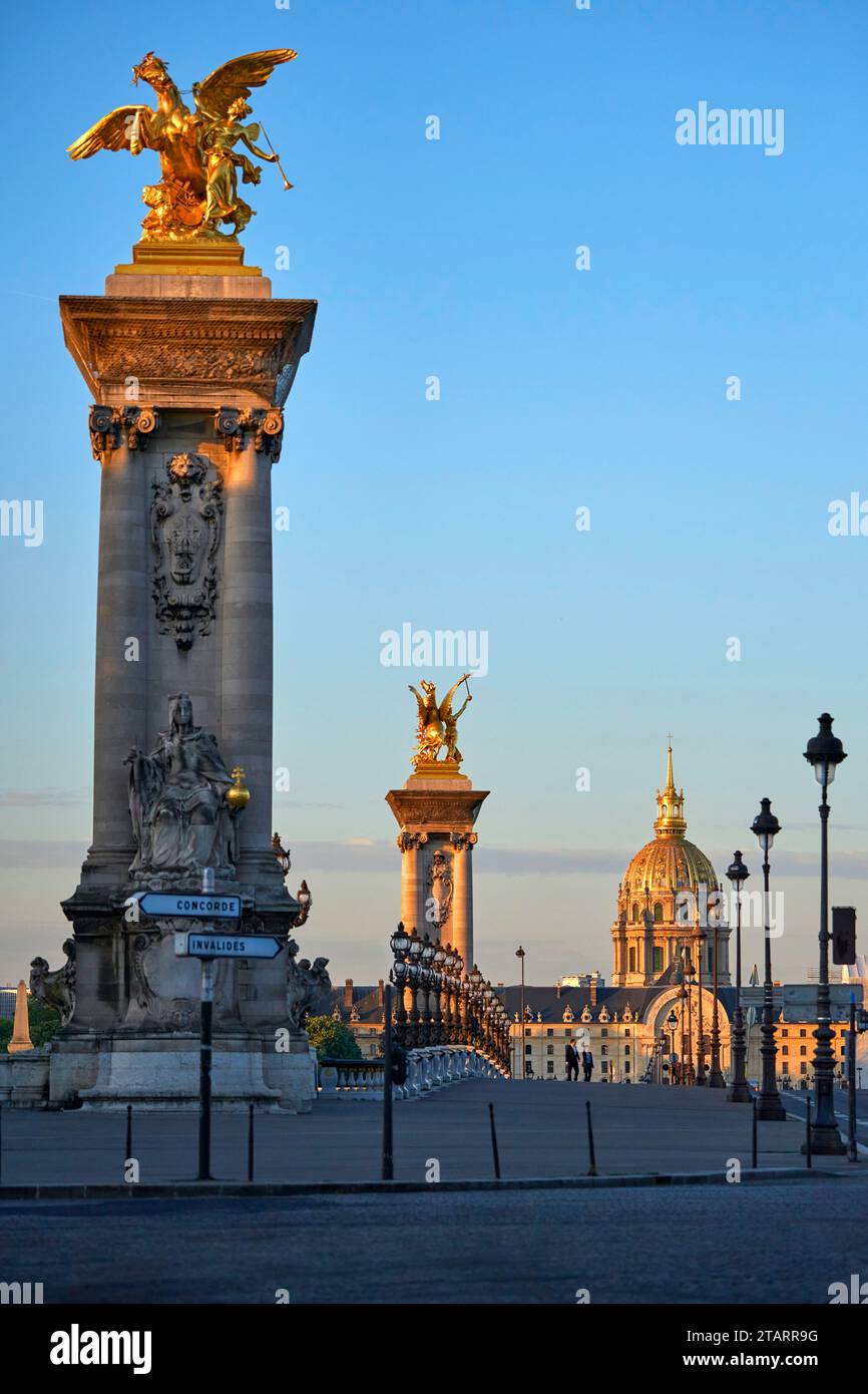 La mattina presto al ponte di Alessandro III, Parigi Foto Stock