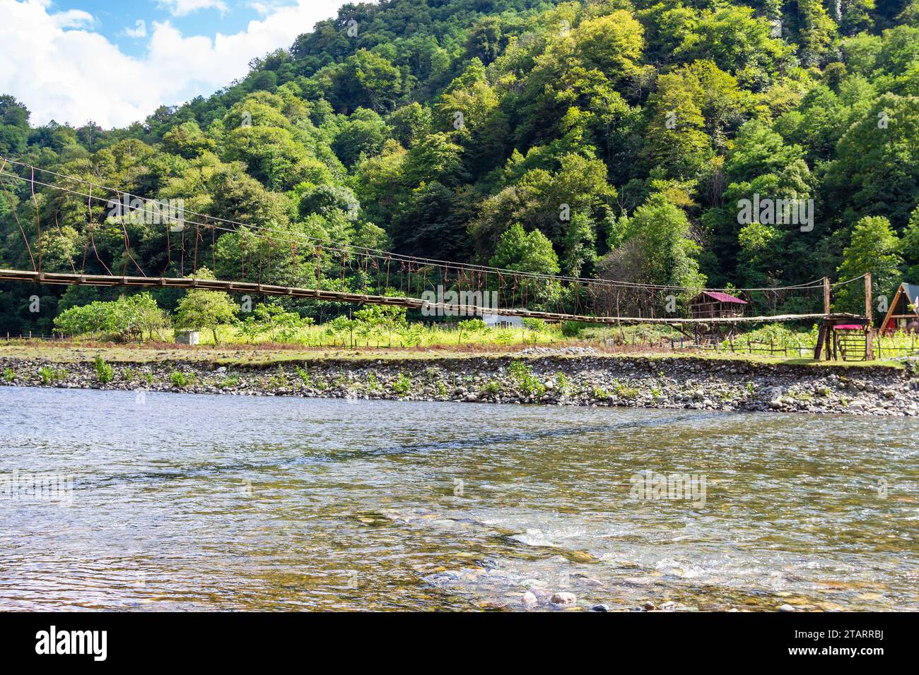 Viaggio in Georgia - ponte sospeso sul fiume Machakhelistsqali in montagna in Agiaria nel soleggiato giorno autunnale Foto Stock