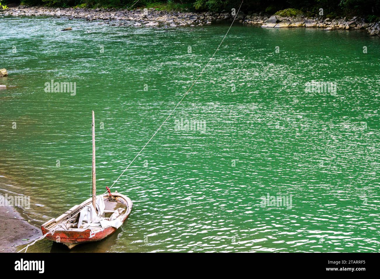 Viaggio in Georgia - traversata in barca attraverso il fiume Acharistskali nel villaggio Makhuntseti in Agiaria il giorno d'autunno Foto Stock