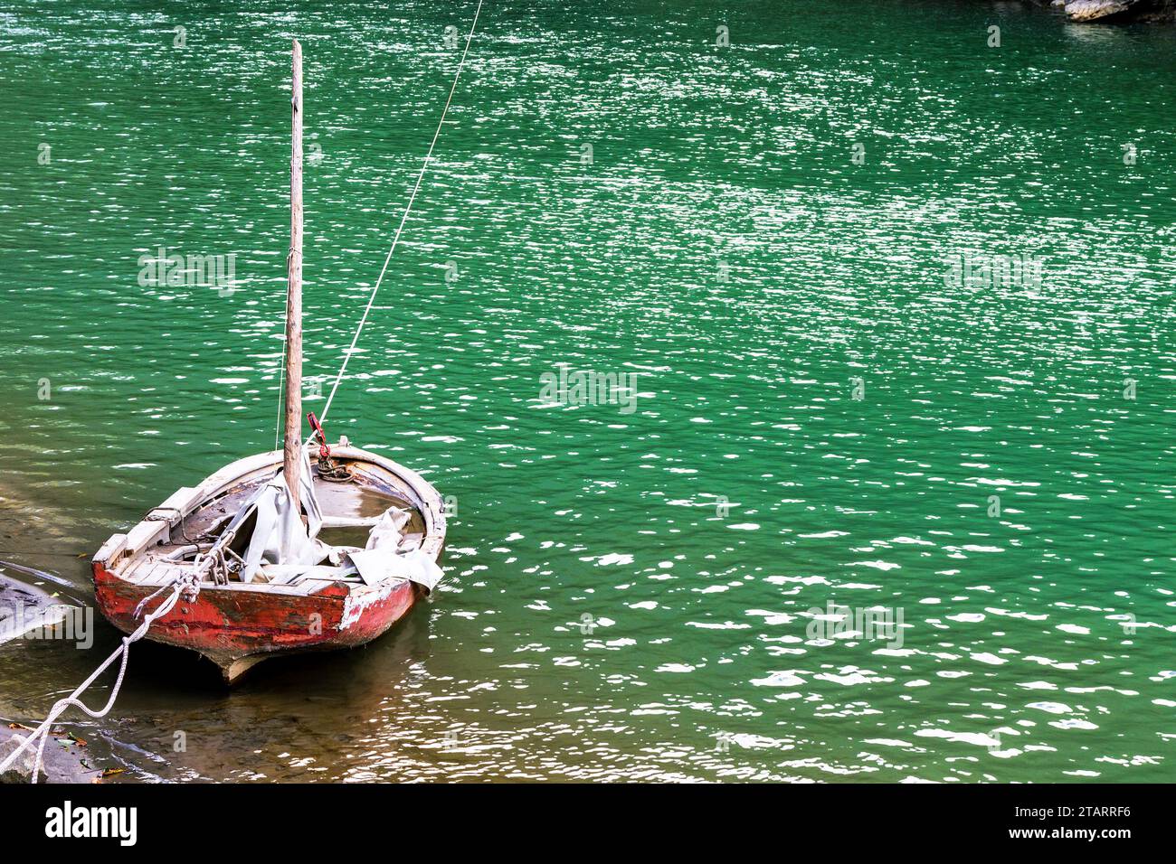 Viaggia verso la Georgia, una vecchia barca che attraversa il fiume Acharistskali nel villaggio Makhuntseti in Agiaria il giorno d'autunno Foto Stock