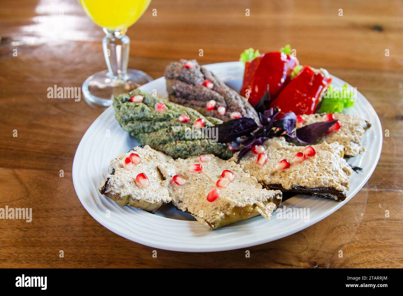 Viaggio in Georgia - piatto georgiano Pkhali con verdure tritate e tritate (cavolo, melanzane, spinaci, fagioli, barbabietole e noci macinate, aceto, oni Foto Stock