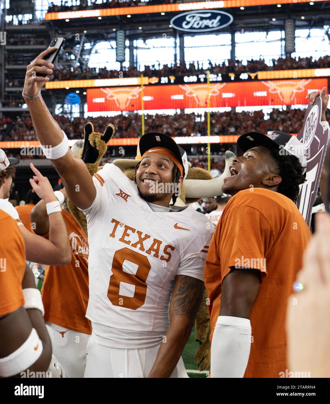 Arlington, Texas, USA. 2 dicembre 2023. I giocatori del Texas #8 CASEY CAIN WR si godono un selfie dopo la vittoria. (Immagine di credito: © Hoss McBain/ZUMA Press Wire) SOLO USO EDITORIALE! Non per USO commerciale! Foto Stock