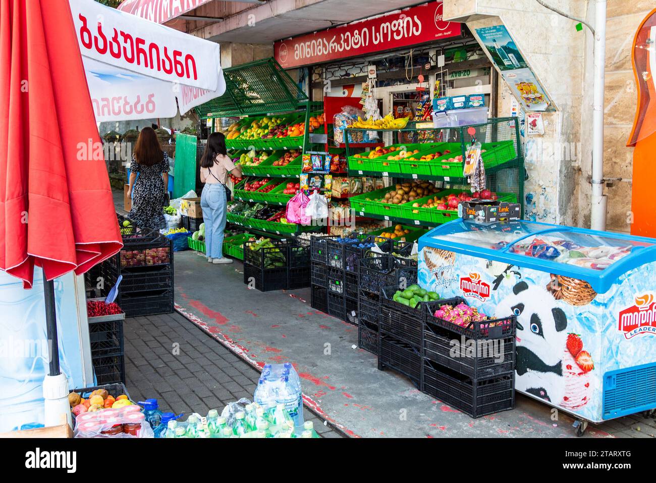 Batumi, Georgia - 19 settembre 2023: Tipico negozio di verdure e piccolo negozio di alimentari sulla strada della città di Batumi il giorno dell'autunno Foto Stock