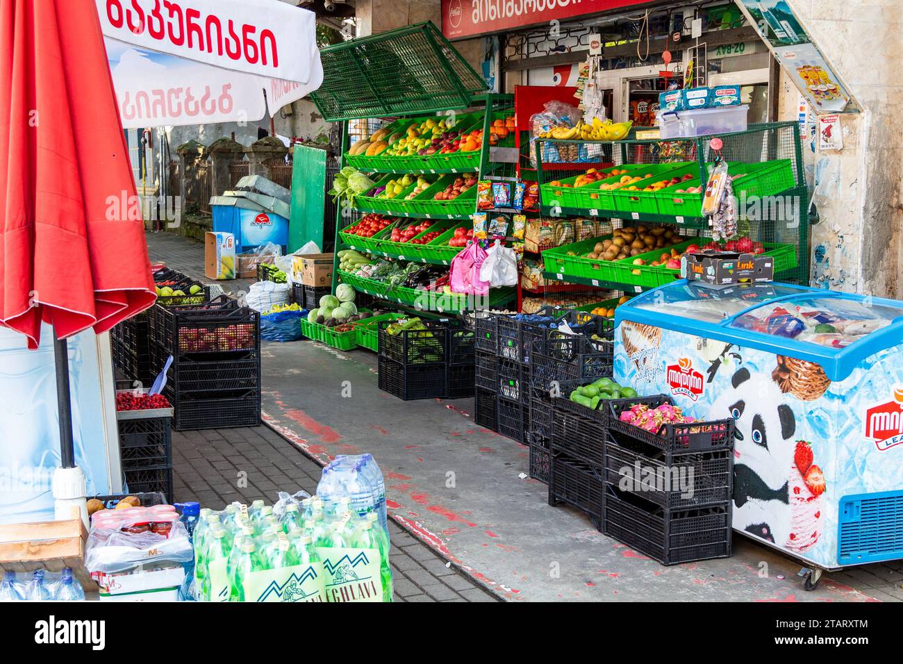 Batumi, Georgia - 19 settembre 2023: Negozio di verdure all'aperto e piccolo negozio di alimentari sulla strada della città di Batumi in autunno Foto Stock