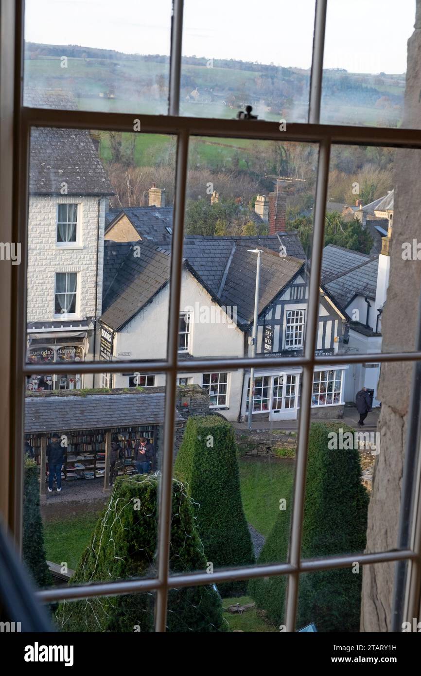 Vista reale dei negozi della città e della strada all'esterno dall'interno del castello di Hay, che guarda attraverso la finestra Hay-on-Wye Galles Regno Unito, Gran Bretagna KATHY DEWITT Foto Stock