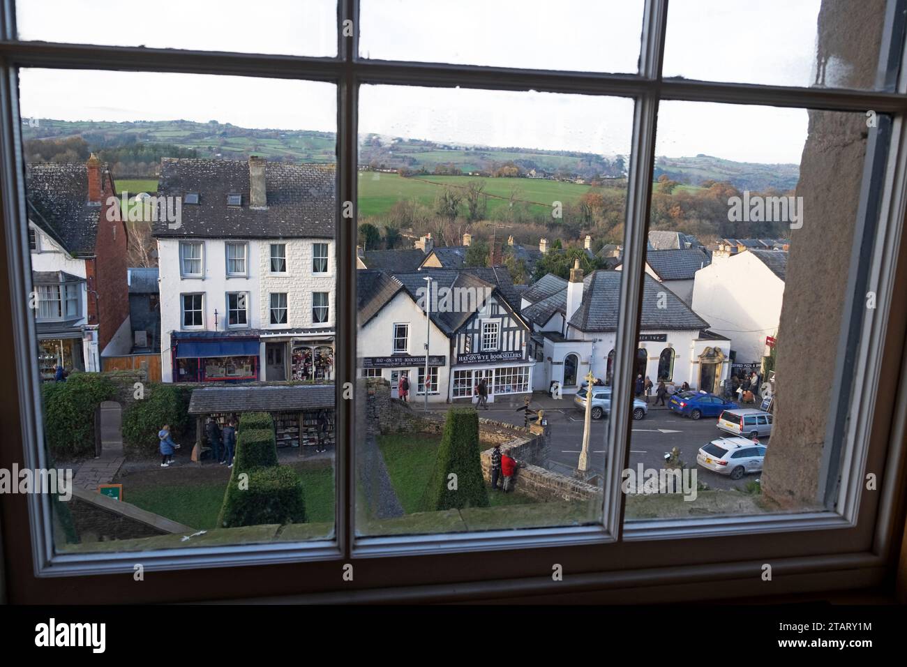 Vista dei negozi della città del libro e della strada all'esterno dall'interno del castello di Hay guardando attraverso la finestra Hay-on-Wye Galles Regno Unito Gran Bretagna KATHY DEWITT Foto Stock