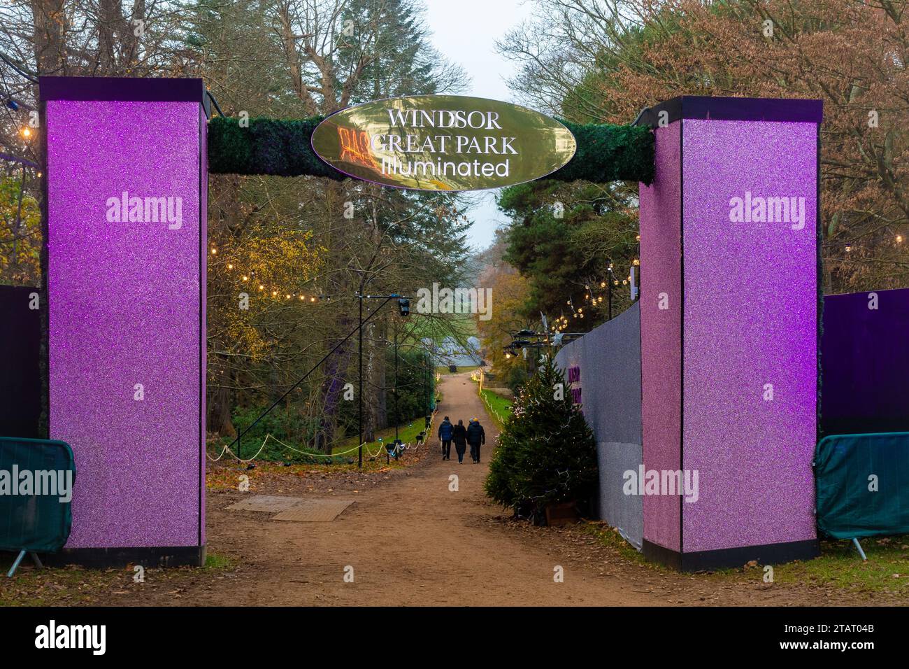 Windsor Great Park illuminato, evento natalizio con luci e decorazioni natalizie, Surrey, Inghilterra, Regno Unito. Ingresso all'evento nel dicembre 2023 Foto Stock