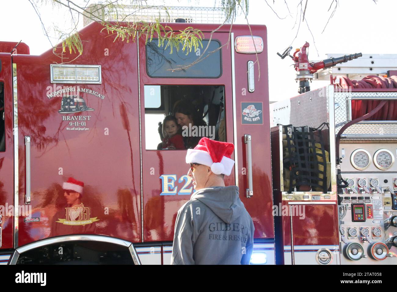 Il Gilbert Fire and Rescue Department tiene il suo nono Annual Rides with Santa Event presso il parcheggio Walmart Supercenter nel SanTan Village Marketplace, Gilbert, Arizona, il 2 dicembre 2023. Coloro che donano un giocattolo nuovo e scartato o un regalo possono salire su un camion dei pompieri Gilbert, scattare una foto con Babbo Natale e incontrare The Grinch e altri ospiti speciali. Tutte le donazioni andranno alle Gilbert Public Schools per aiutare i bambini bisognosi. (Foto di: Alexandra Buxbaum/Sipa USA) credito: SIPA USA/Alamy Live News Foto Stock