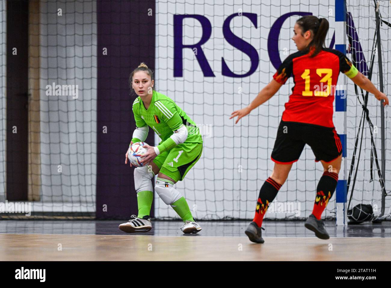 Nena Suet (1) del Belgio raffigurata durante una partita futsal tra il Belgio chiamata Red Flames Futsal e l'Irlanda del Nord, sabato 2 dicembre 2023 a Roosdaal, Belgio . FOTO SPORTPIX | Stijn Audooren Foto Stock