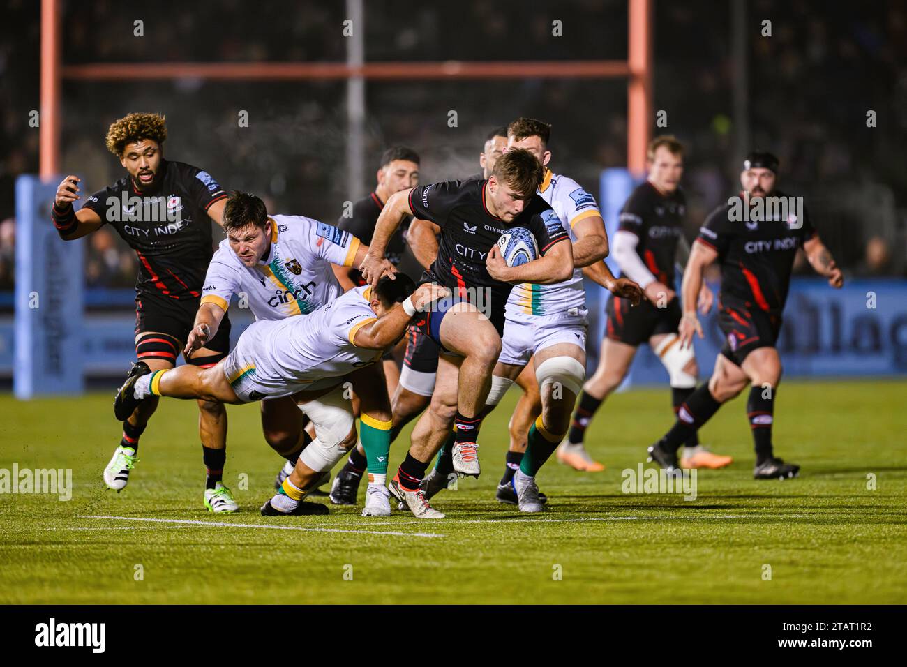 LONDRA, REGNO UNITO. 02 dicembre 2023. Theo Dan dei Saracens (centro) viene affrontato durante il Saracens vs Northampton Saint - Gallagher Premiership Rugby R8 allo Stonex Stadium sabato 2 dicembre 2023. LONDRA INGHILTERRA. Crediti: Taka G Wu/Alamy Live News Foto Stock