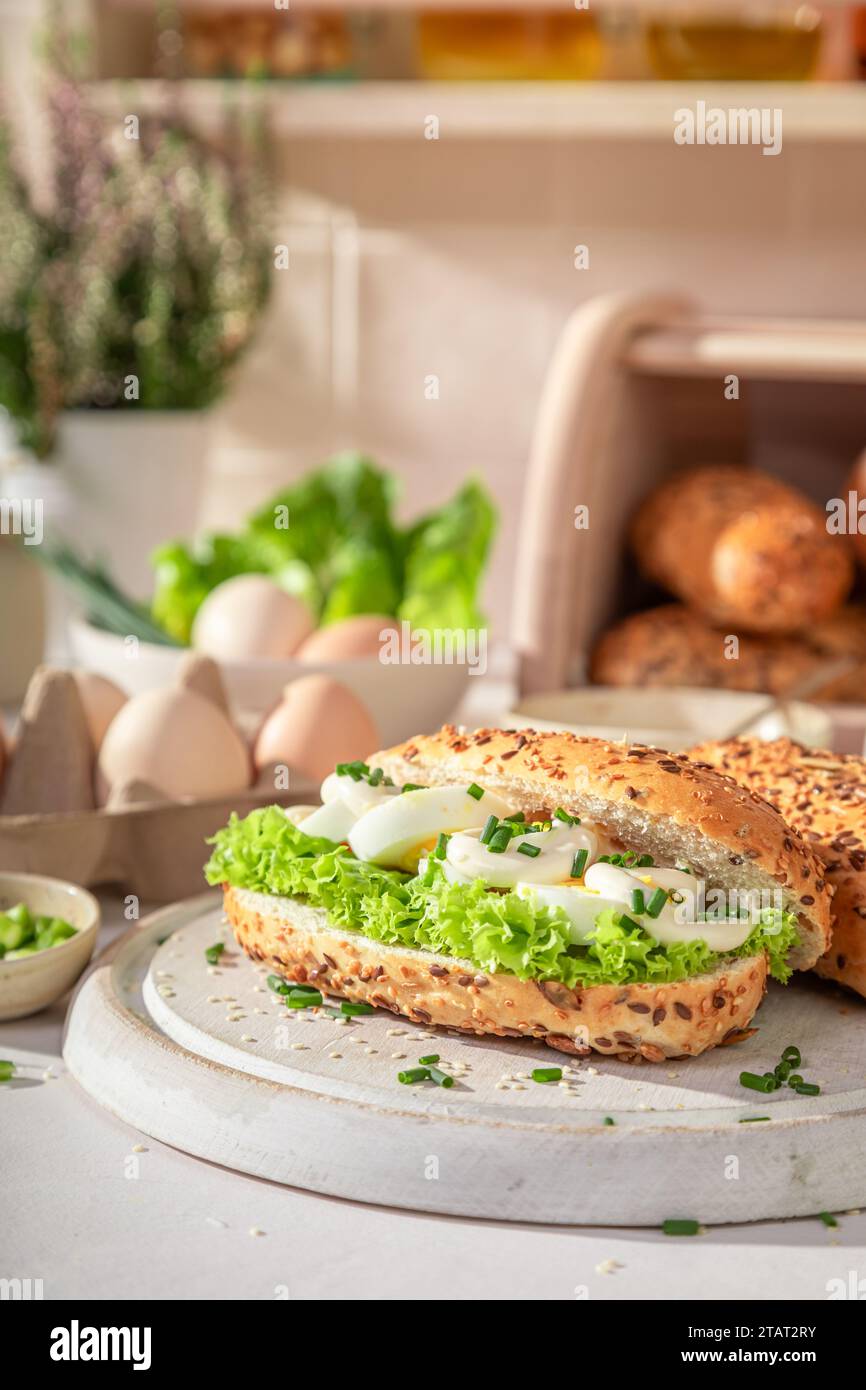 Panino fresco e gustoso con maionese e uova. Sandwich per pranzo fresco. Foto Stock