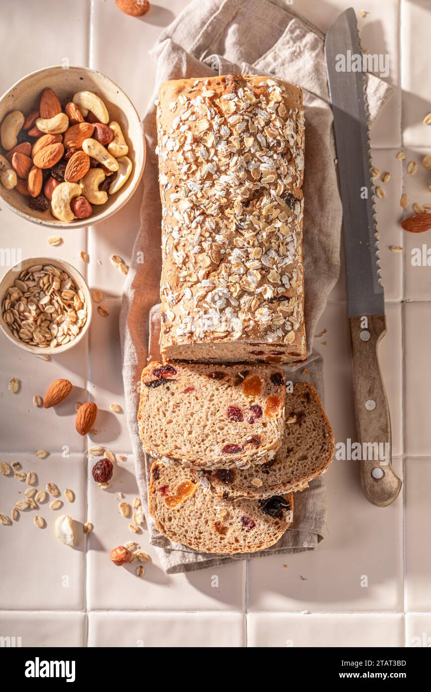 Deliziose prelibatezze, pane con crusca, uvetta e noci. Pane con uvetta, noci e crusca. Foto Stock