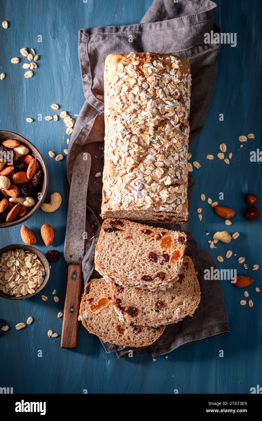 Deliziose prelibatezze di pane come fonte di fibre ed energia. Pane con uvetta, noci e crusca. Foto Stock