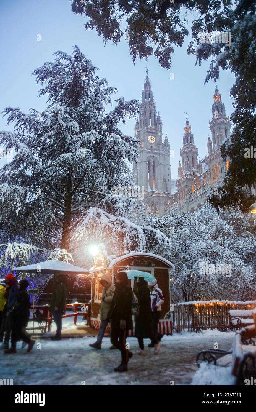 Vienna, Austria, Austria. 2 dicembre 2023. Le forti nevicate arrivano a Vienna, rendendo il weekend un po' più impegnativo da superare. Le tempeste di neve attraversarono gran parte dell'Europa, causando difficoltà di viaggio e cancellazioni dei voli. Il tempo si aspetta di tornare domani domenica. (Immagine di credito: © Bianca Otero/ZUMA Press Wire) SOLO USO EDITORIALE! Non per USO commerciale! Foto Stock