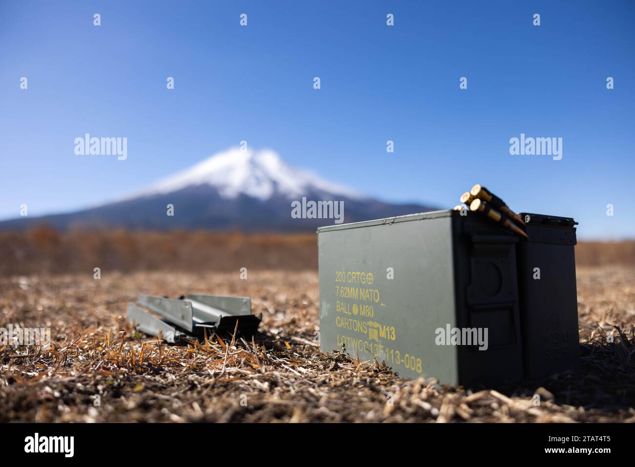 7,62 lattine di munizioni sono messe in scena mentre i Marines statunitensi eseguono un raggio di mitragliatrici M240B durante il programma di addestramento per il trasferimento dell'artiglieria 23,3 nella North Fuji Maneuver area presso il Combined Arms Training Center Camp Fuji, Giappone, 28 novembre 2023. Le competenze sviluppate presso l'ARTP aumentano la competenza e la prontezza dell'unica unità di artiglieria permanentemente schierata in avanti nel corpo dei Marines, consentendo loro di fornire incendi indiretti. I Marines sono con Combat Logistics Battalion 12, Combat Logistics Regiment 3, 3rd Marine Logistics Group. (Foto del corpo dei Marines degli Stati Uniti del sergente Alyssa Chuluda) Foto Stock 7,62 lattine di munizioni sono messe in scena mentre i Marines statunitensi eseguono un raggio di mitragliatrici M240B durante il programma di addestramento per il trasferimento dell'artiglieria 23,3 nella North Fuji Maneuver area presso il Combined Arms Training Center Camp Fuji, Giappone, 28 novembre 2023. Le competenze sviluppate presso l'ARTP aumentano la competenza e la prontezza dell'unica unità di artiglieria permanentemente schierata in avanti nel corpo dei Marines, consentendo loro di fornire incendi indiretti. I Marines sono con Combat Logistics Battalion 12, Combat Logistics Regiment 3, 3rd Marine Logistics Group. (Foto del corpo dei Marines degli Stati Uniti del sergente Alyssa Chuluda) Foto Stock