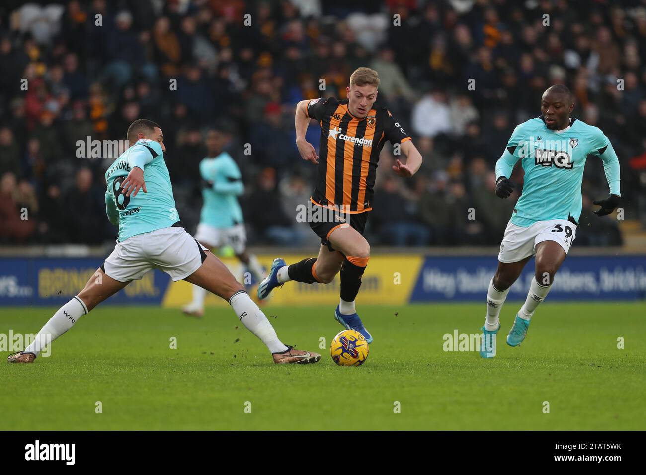 Liam Delap di Hull City in azione con Jake Livermore e Edo Kayembe di Watford durante il match per lo Sky Bet Championship tra Hull City e Watford all'MKM Stadium di Kingston upon Hull sabato 2 dicembre 2023. (Foto: Mark Fletcher | mi News) crediti: MI News & Sport /Alamy Live News Foto Stock