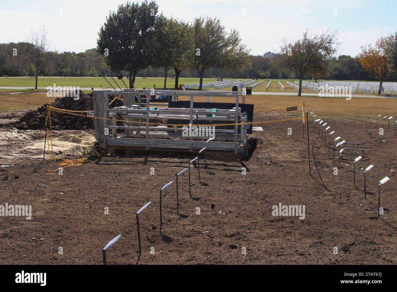 San Antonio, Stati Uniti. 1 dicembre 2023. Marcatori temporanei per tombe sul terreno del Fort Sam Houston National Cemetery a San Antonio, Texas, USA, il 1 dicembre 2023. Attualmente il cimitero ha 338 acri di cui 200 sono stati sviluppati. Il Fort Sam Houston National Cemetery ha il potenziale di rimanere aperto per decenni. (Foto di Carlos Kosienski/Sipa USA) credito: SIPA USA/Alamy Live News Foto Stock