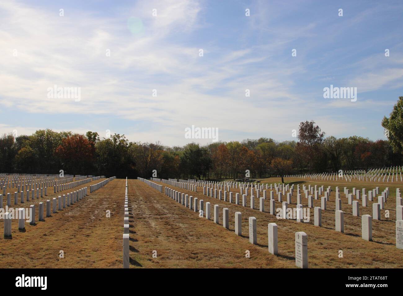 San Antonio, Stati Uniti. 1 dicembre 2023. Vista dei terreni del cimitero al Fort Sam Houston National Cemetery a San Antonio, Texas, USA, il 1° dicembre 2023. Attualmente il cimitero ha 338 acri di cui 200 sono stati sviluppati. Il Fort Sam Houston National Cemetery ha il potenziale di rimanere aperto per decenni. (Foto di Carlos Kosienski/Sipa USA) credito: SIPA USA/Alamy Live News Foto Stock