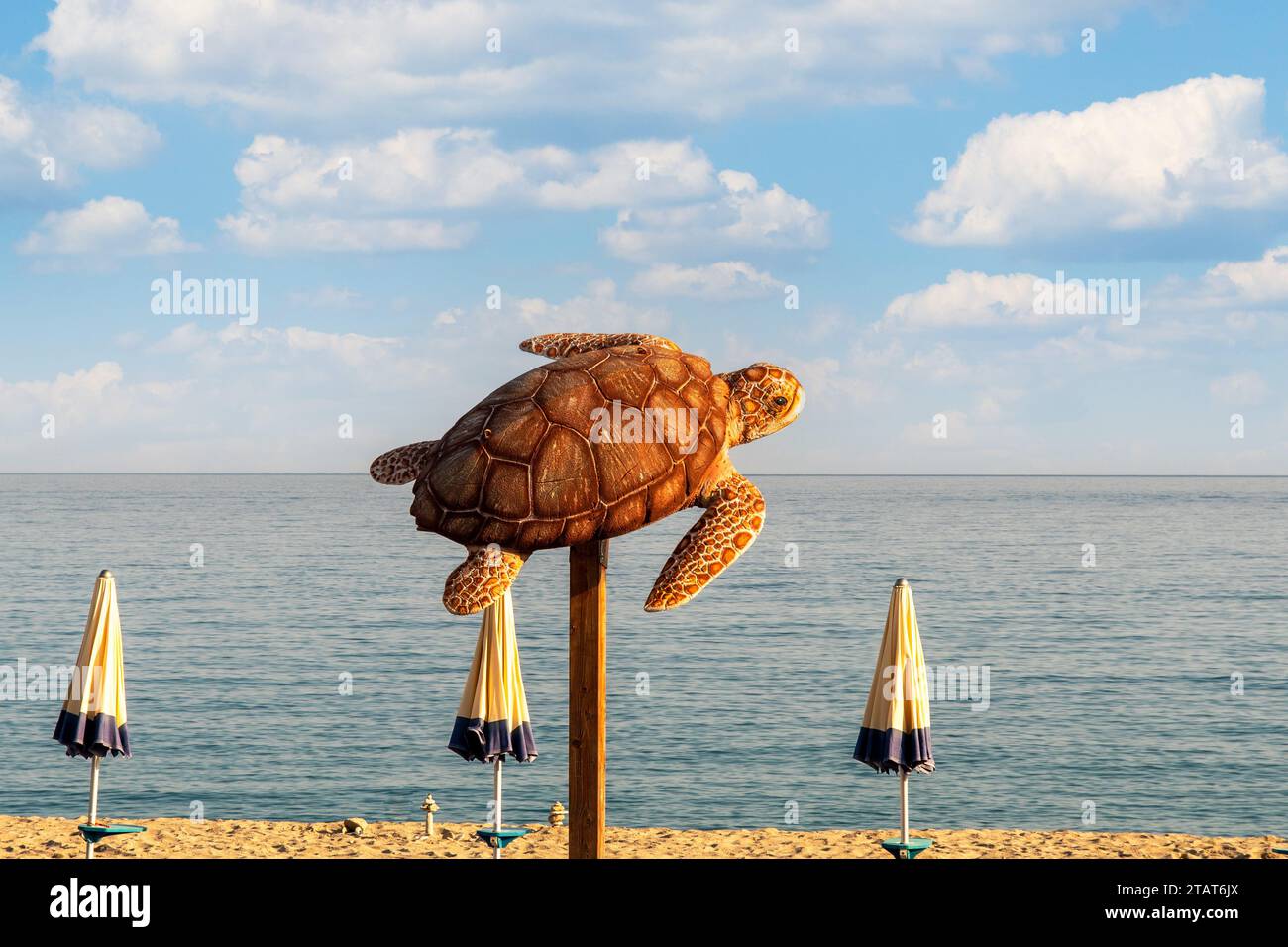 Tartaruga marina decorativa sulla spiaggia di finale Ligure, dove nel 2021 è stato trovato il primo nido di tartaruga marina "Caretta caretta" della Liguria Foto Stock